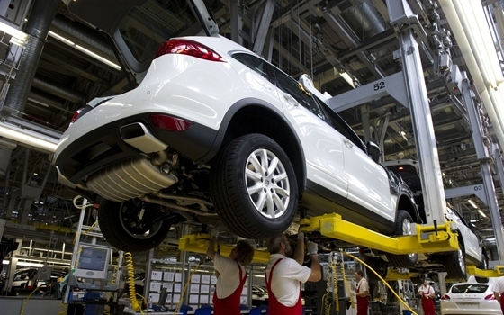 Már megint a Volkswagen: most 91 800 balesetveszélyes autót hívnak vissza