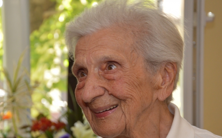 Kapálgat és szemüveg nélkül olvas újságot 90 évesen Marika néni