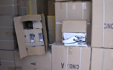 NAV: csaknem tizenháromezer pár, hamis márkajelzésű sportcipőt foglaltak le Vámosszabadinál