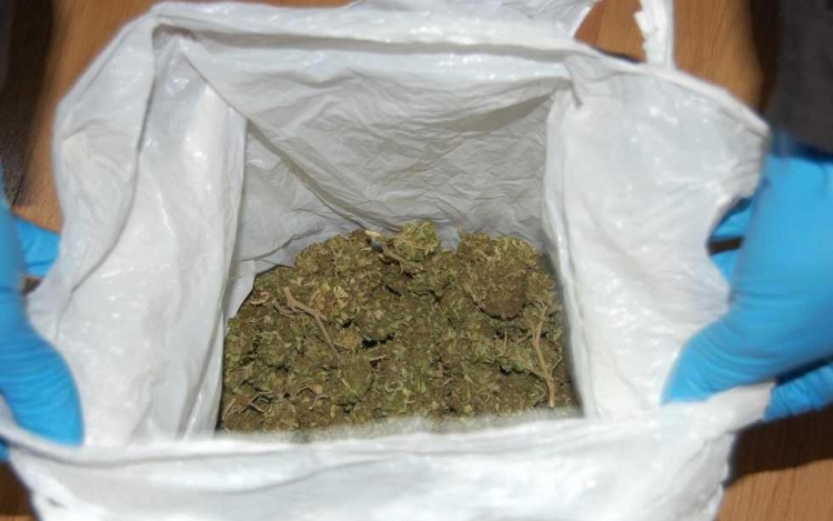 Elfogták a tiszakécskei és a kecskeméti rendőrök azt a két férfit, akiknél összesen 290,58 gramm kábítószergyanús anyagot találtak
