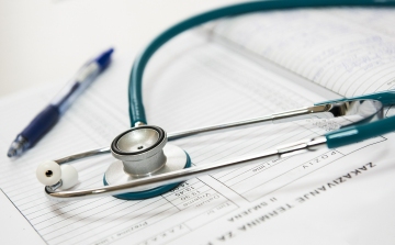Novembertől 100 ezer forinttal emelkedik az orvosok bére