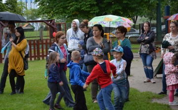 Az eső ellenére is fergeteges volt a hangulat a Százszorszép Óvodában (videoval)