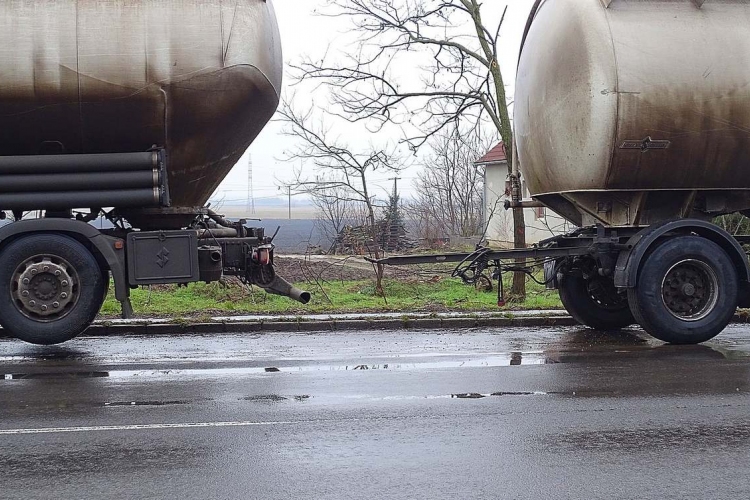 Teherautó és egy tartálykocsi ütközött Csongrád határában