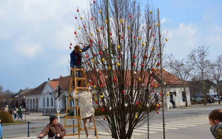 Tojásfák hirdetik Kiskunfélegyházán a közelgő Húsvétot