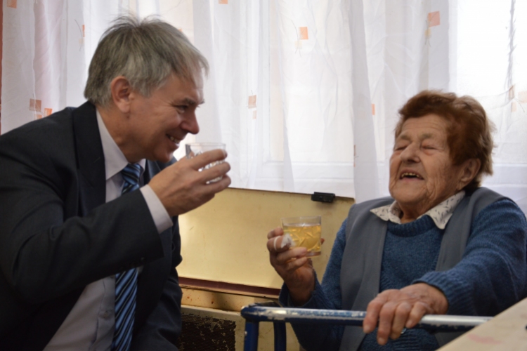 Messziről kerüli a gyógyszereket a 90 éves Erzsike néni