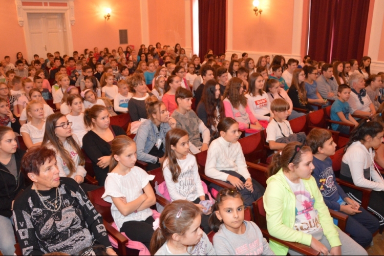 Nyílt énekórát tartott a félegyházi általános iskolásoknak a Servet Zenekar