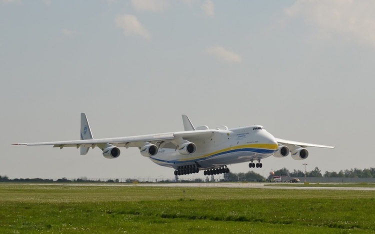 Leszállás nélküli rekordtávot repült egy ukrán óriás szállítógép