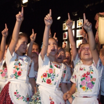 Csokorba kötött táncos-zenés Anyák-napi műsor