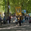 Zászlóforgatók a Kossuth-utcán