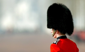 Terrorveszély miatt visszavonták a díszőrséget a brit királyi paloták nyilvános őrhelyeiről
