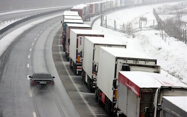 Nem léphetik át a kamionok a szlovén-magyar határt