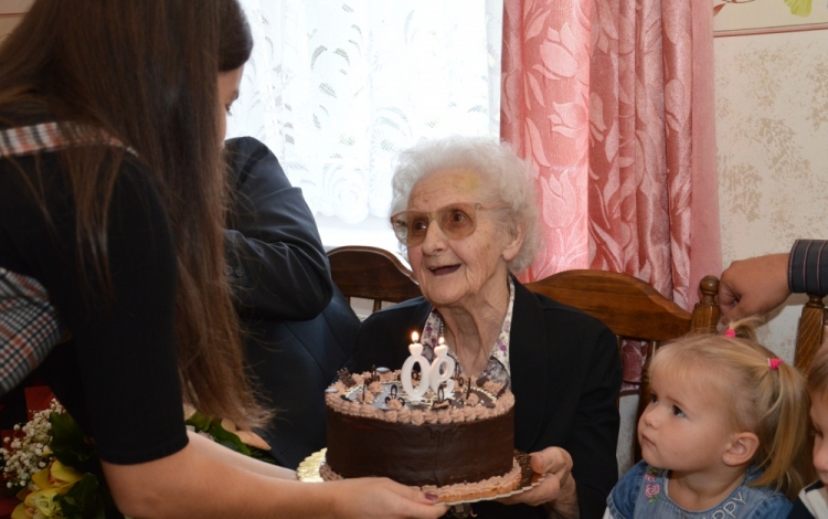 Mosolyogva fogadta a köszöntést a 90 éves Irénke néni