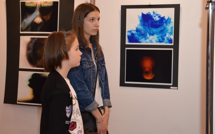 Szívet-lelket melengető kiállítás nyílt az alapfokú művészeti iskola diákjainak munkáiból