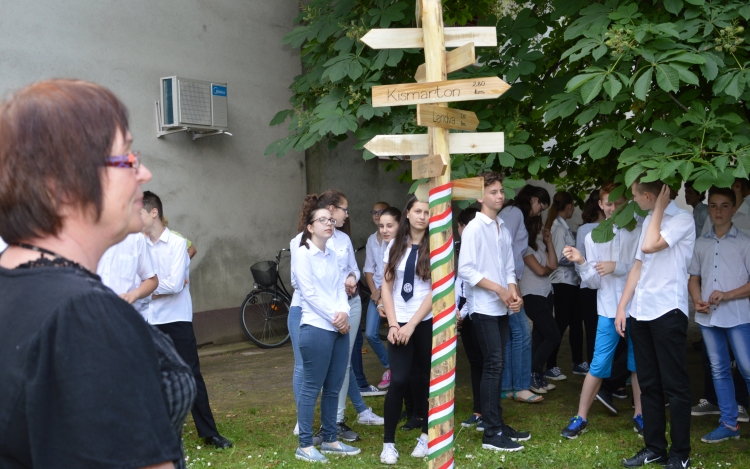 A Batthyány Iskolában ezentúl emlékfa mutatja az utat az egykori Magyarország városaiba