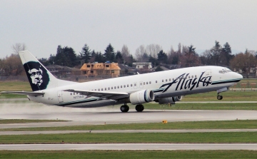 Földi kiszolgálóval a csomagtérben szállt fel az Alaska Airlines egyik járata