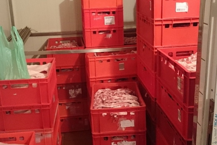Három és fél tonna húst foglaltak le egy fővárosi nagykereskedésben