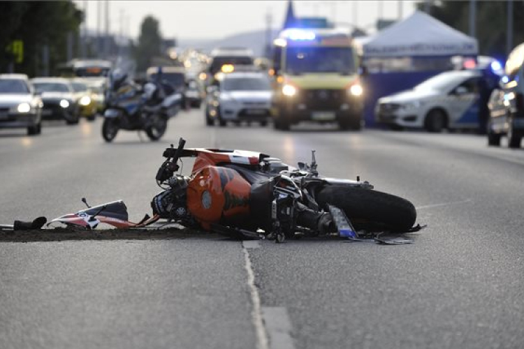Motoros és teherautó ütközött össze Budapesten, egy ember meghalt