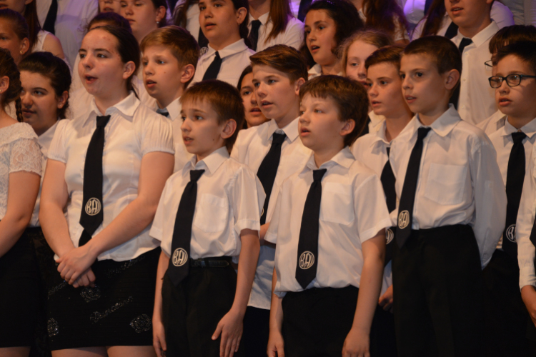 A Batthyány Iskolás növendékek köszöntötték az Édesanyákat