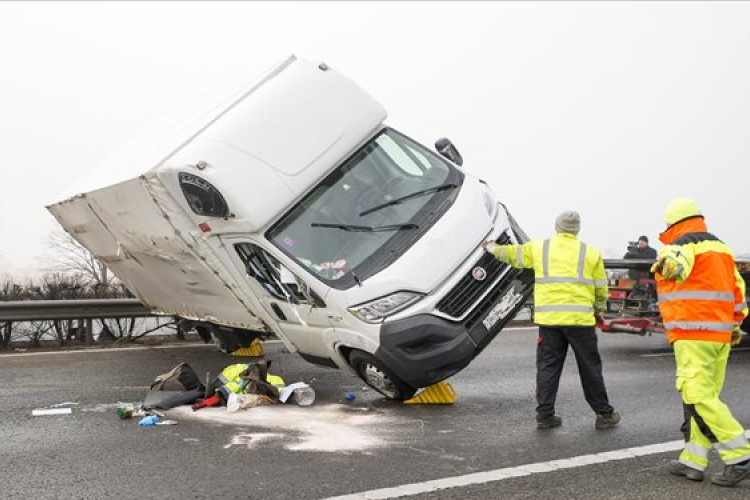 Ketten meghaltak az M1-esen Győrnél