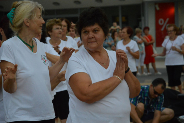 Bemutatkozott Kiskunfélegyházán a Kiskun Szenior Örömtánc csoport