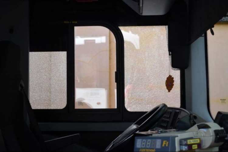 Börtönbüntetés az autóbuszt megrongáló ügyében
