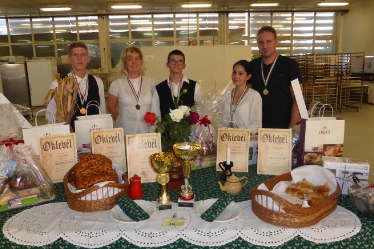 Sikeresen szerepeltek a mezgés diákok a pék hagyományőrző és pozsonyi kifli készítő versenyen