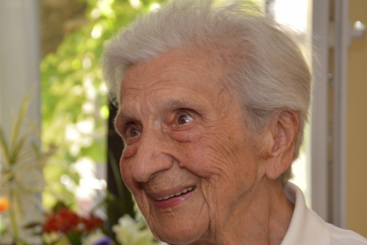 Kapálgat és szemüveg nélkül olvas újságot 90 évesen Marika néni