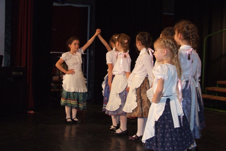 Csokorba kötött táncos-zenés Anyák-napi műsor