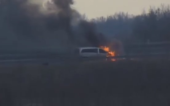 Kigyulladt egy kisbusz Csornánál - Videó