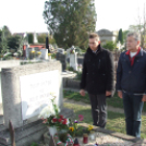 Mécsessel, virággal kezükben, tisztelettel szívükben...