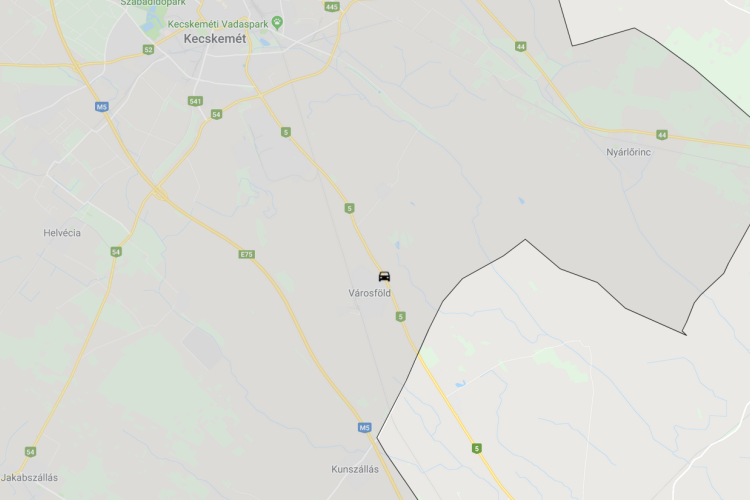 Villanyoszlopnak ütözött egy személyautó Városföldnél