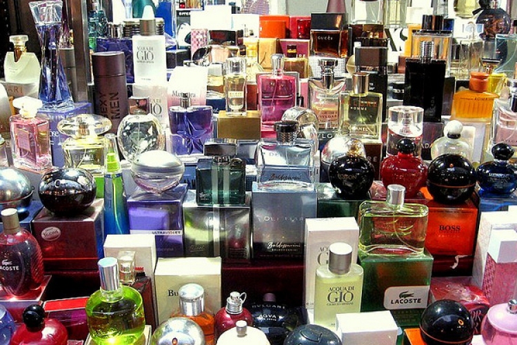 Illegális parfüm-nagykereskedők Kecskeméten