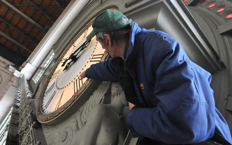 Vasárnap kezdődik a téli időszámítás