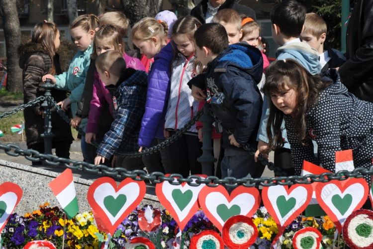 Kokárdák és zászlócskák a Petőfi szobornál