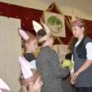 Ifjú művész palánták a karácsonyfa körül