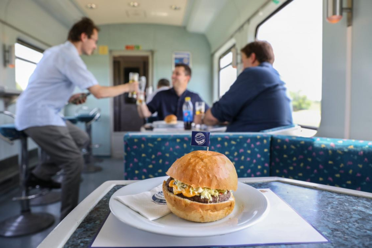 Sokan utaznak vonattal a Balatonhoz