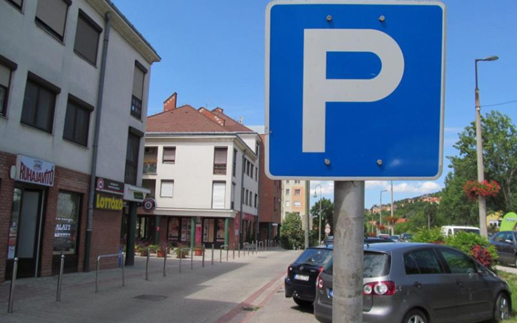 Megszűnik az ingyenes parkolás