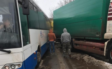 Autóbusz és kamion ütközött össze a kunszállási vasúti átjárónál