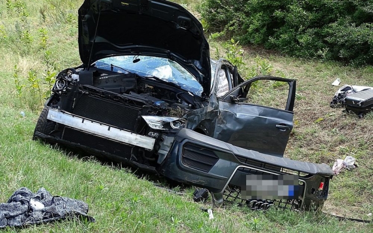 Súlyos baleset: elaludt az Audi sofőrje, árokba borultak