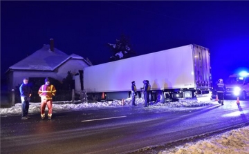 Családi házba hajtott egy lengyel kamion Aszalón