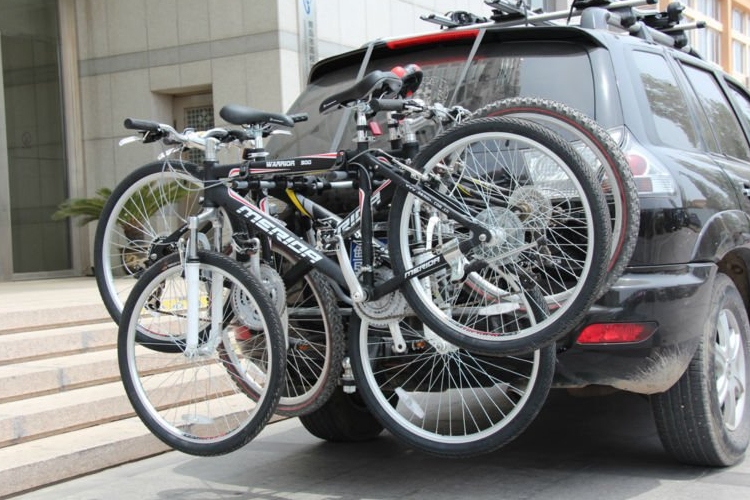A hátsó rendszám áthelyezhető a kerékpárszállító eszközre