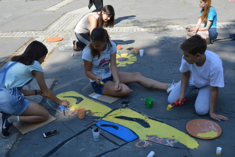 Utoljára még kiszínezték a főteret