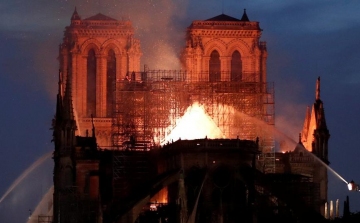 Hatalmas lángokkal égett a párizsi Notre Dame, de sikerült megmenteni szerkezetét
