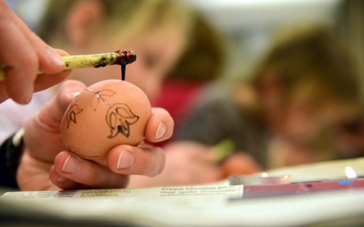 Hazánk rendkívül gazdag tojásdíszítő motívumkincsei szinte kimeríthetetlenek