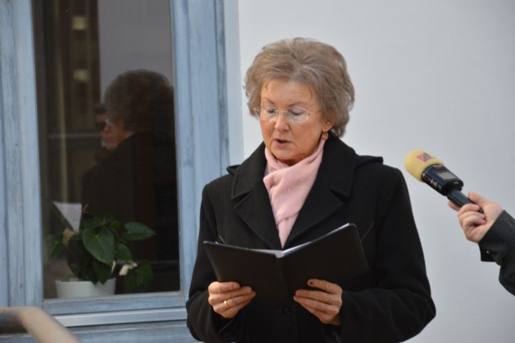 Tormay Cecile emlékét őrzi a Hattyúház udvarán felavatott dombormű