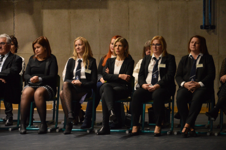 Megkapták kék szalagjaikat a Kossuth iskola végzősei