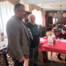 Karácsonyi csomagot kaptak a petőfiszállási nyugdíjasoknak