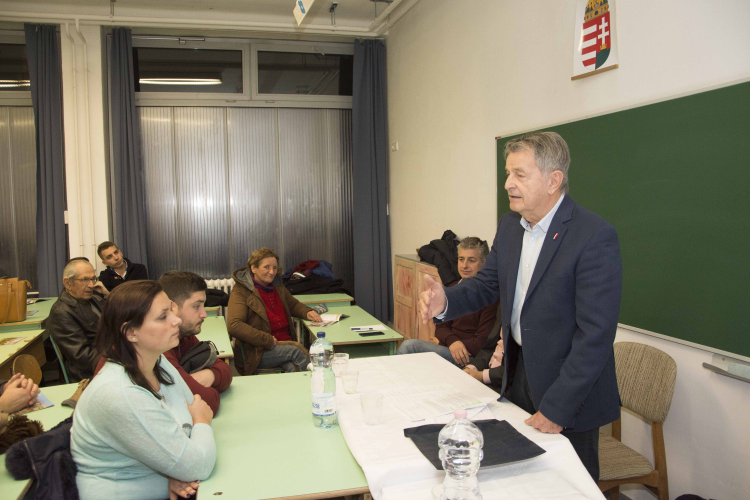 Lakossági fórumon számolt be a körzetben végbement fejlesztésekről Szamosi Endre