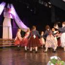 A Batthyány Iskolás növendékek köszöntötték az Édesanyákat