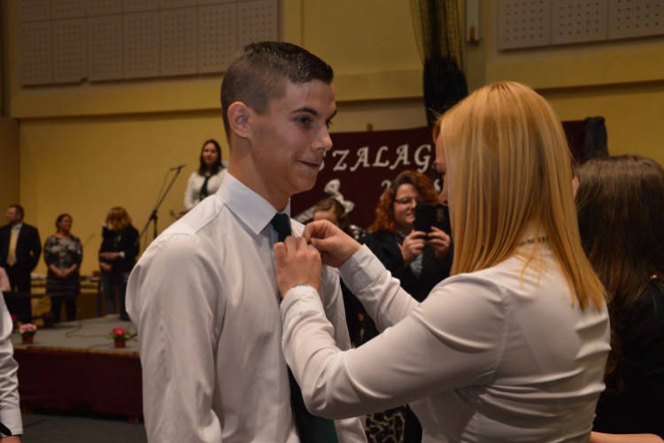 A Mezgé közel 140 végzős diákja büszke a kék szalagra